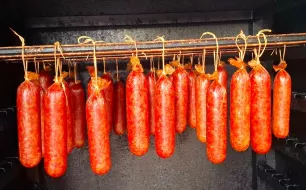 Saucissons Maison : L'artisanat à l'honneur avec des viandes sélectionnées par Denis, notre boucher agriculteur