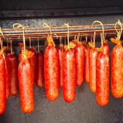 Saucissons Maison : L'artisanat à l'honneur avec des viandes sélectionnées par Denis, notre boucher agriculteur