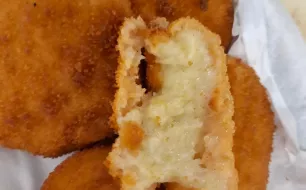 Croquettes au fromage maison : Le croustillant et le fondant d’une recette artisanale!